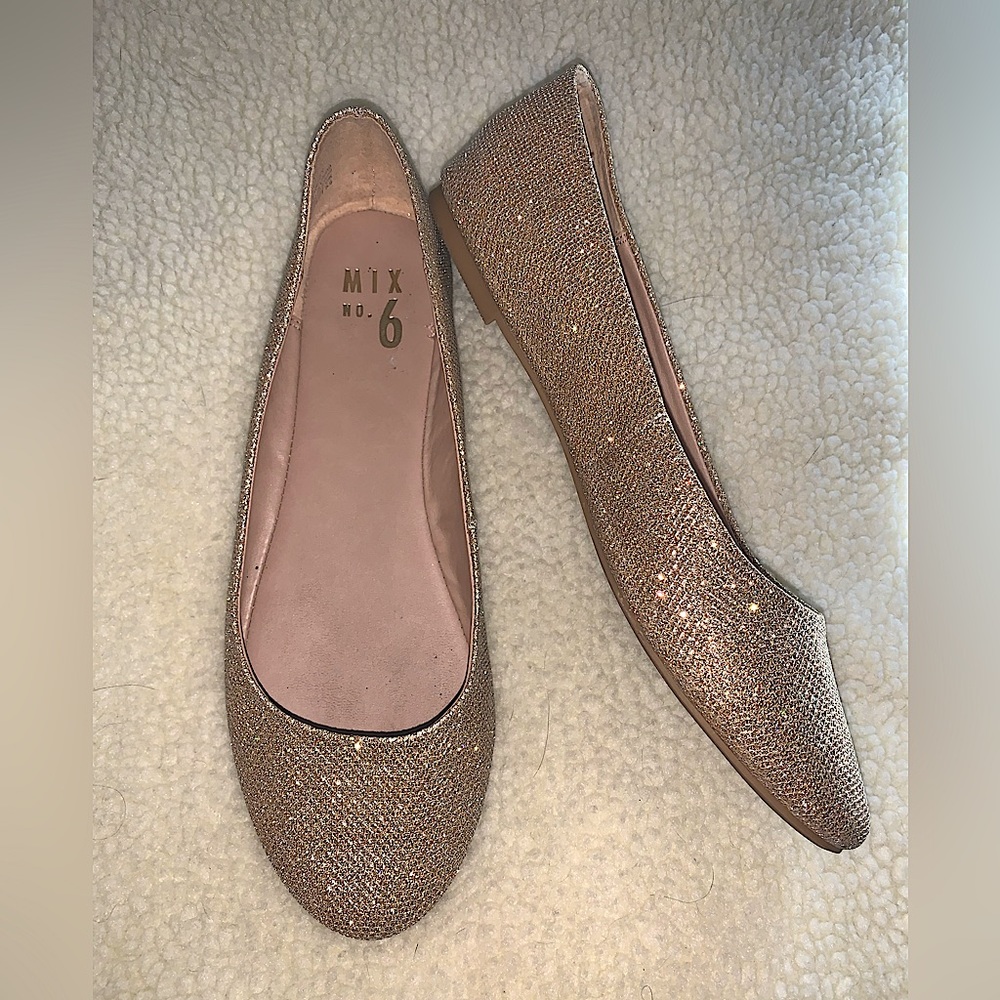 Mix No. 6 gold very sparkly flats size 8. - Picture 1 of 15